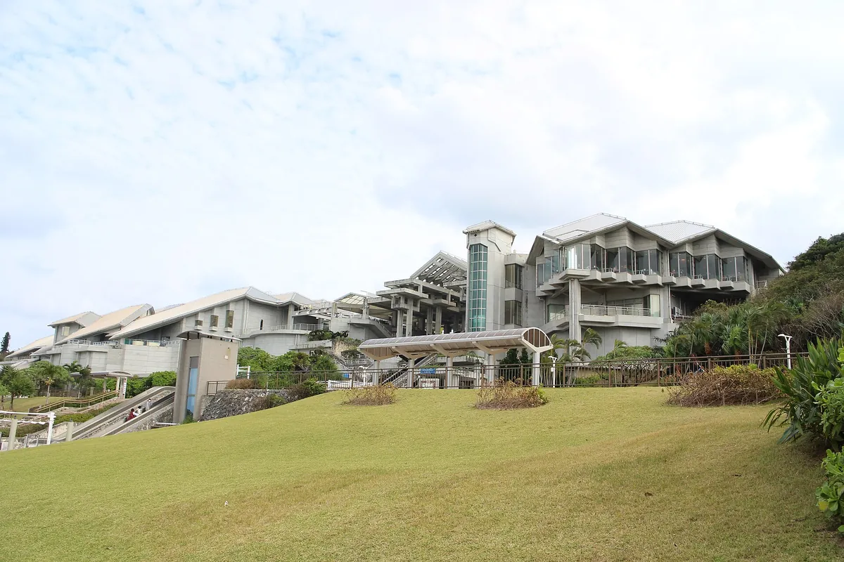 從海洋博公園的草地望向沖繩美麗海水族館的建築外觀
