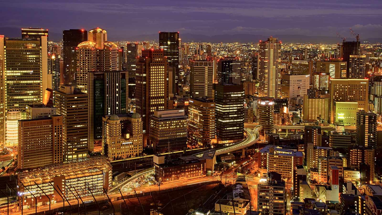 從高處俯瞰夜晚的大阪梅田市中心天際線