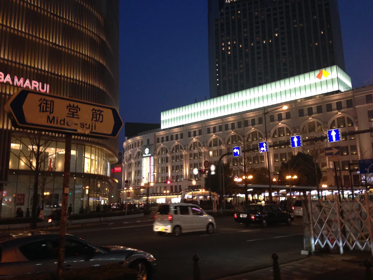 夜晚的御堂筋與南海難波站周邊街景
