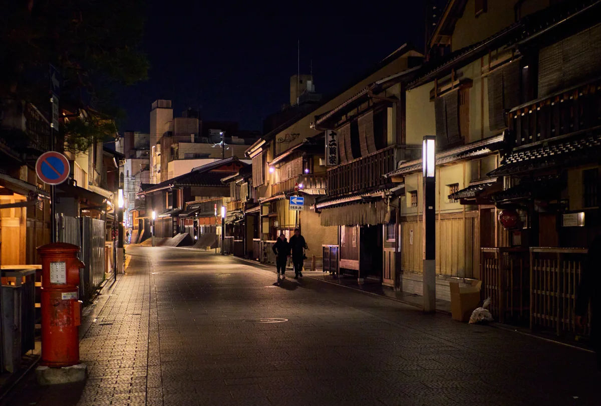 夜晚的祇園石板小路與傳統町家建築