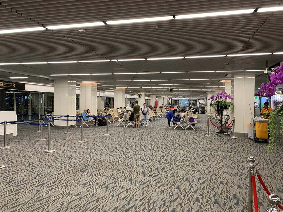 普吉機場國內線航廈內部，天花板燈光下的候機座位區