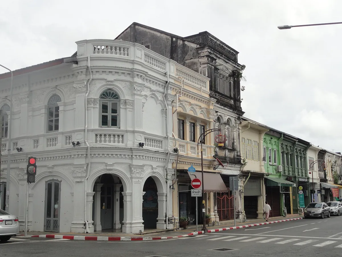 普吉老城街角的白色中葡式建築與一排彩色街屋