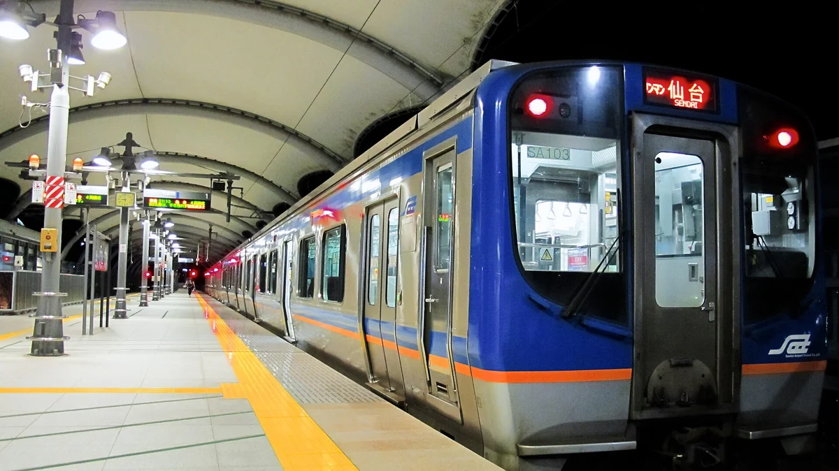仙台空港站月台上停著一列仙台空港鉄道的列車，車頭方向幕顯示往仙台