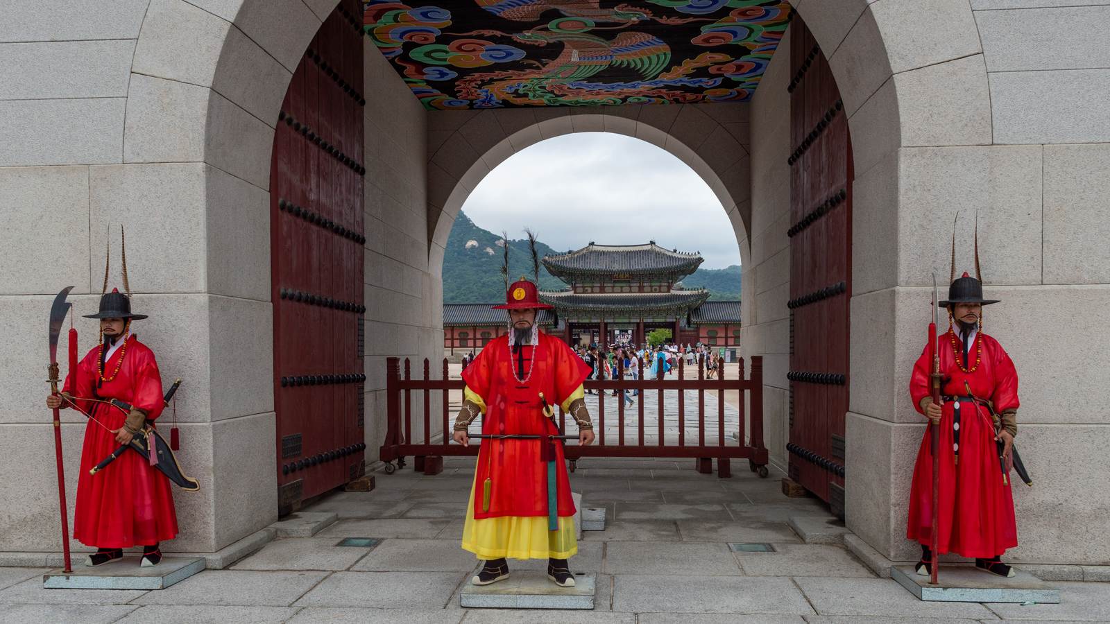 景福宮光化門前穿紅色傳統服飾的守門將