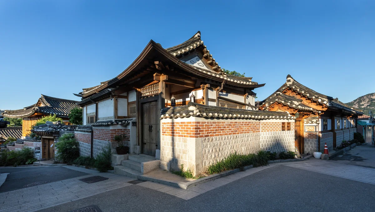 北村韓屋村清晨金色陽光下的傳統韓屋屋簷