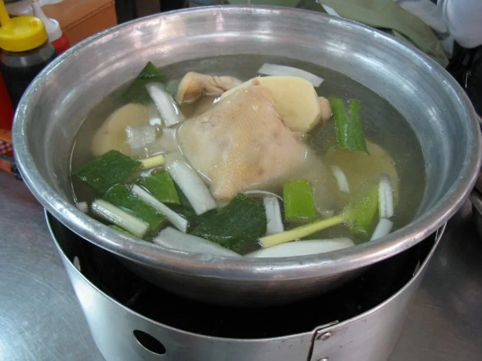 首爾東大門市場的一隻雞火鍋，鍋中有雞肉、湯與蔬菜