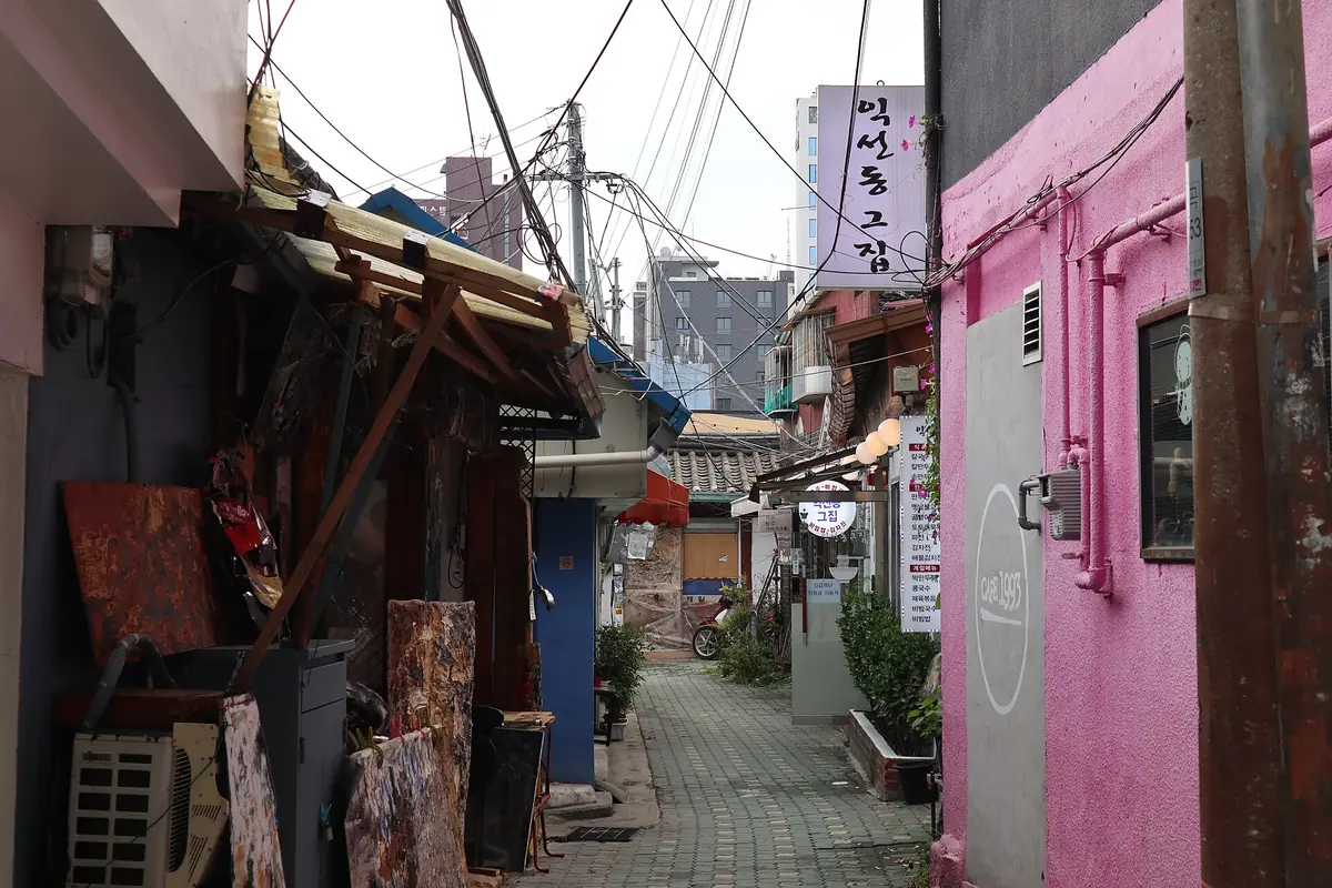 益善洞一條鋪石巷弄，旁邊可見店面、屋簷與粉色牆面