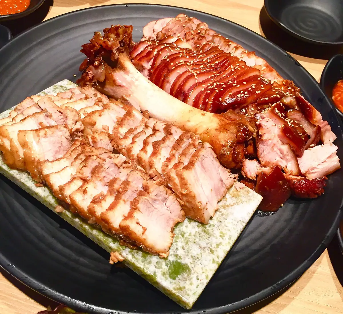 菜包肉與韓式豬腳併排在同一個餐盤上