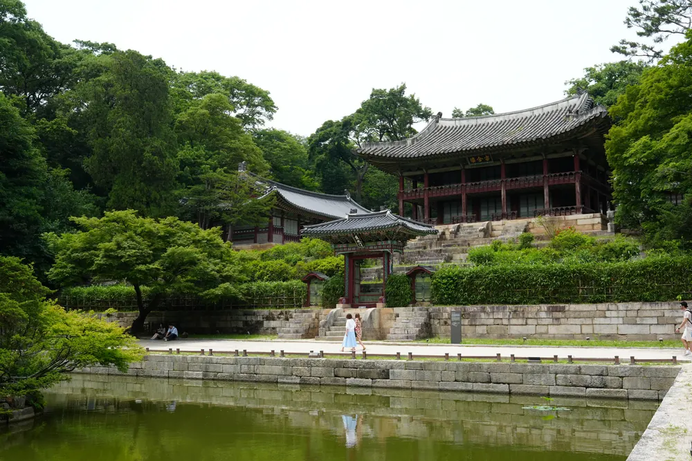 昌德宮後苑的芙蓉池，池邊是芙蓉亭與樹林