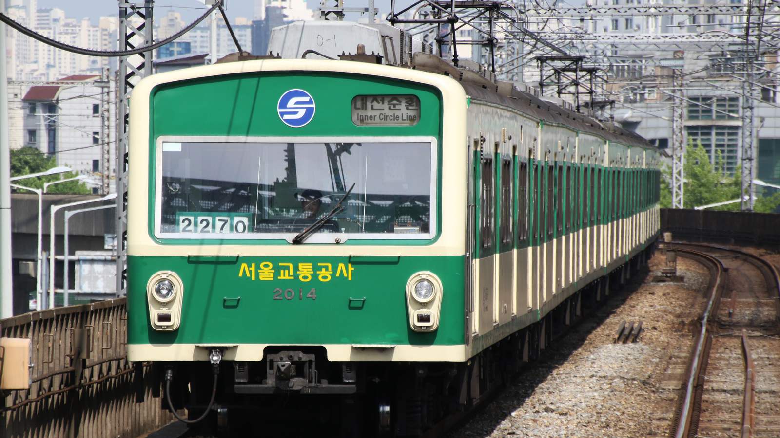 Seoul Subway Line 2 train entering the platform at Guro Digital Complex Station