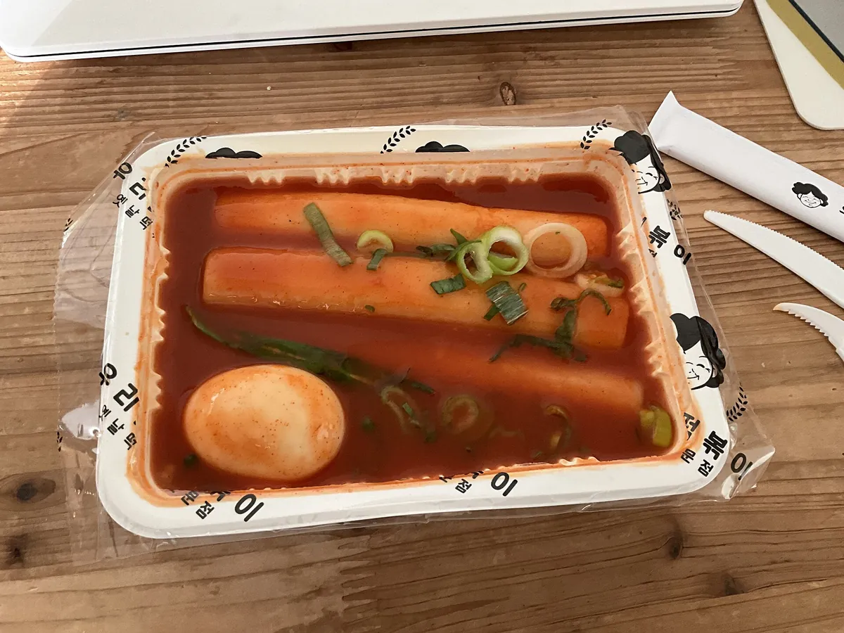 紅色醬汁包覆的長條年糕盛在盤上