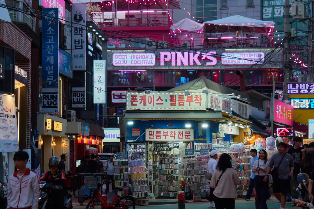 弘大街道夜晚的霓虹招牌與人潮