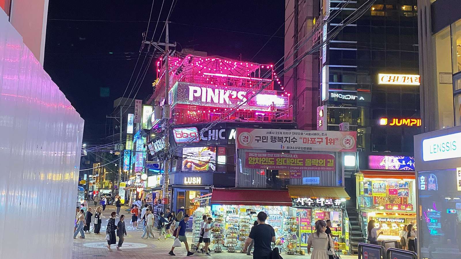 首爾弘大街道上的店面與行人