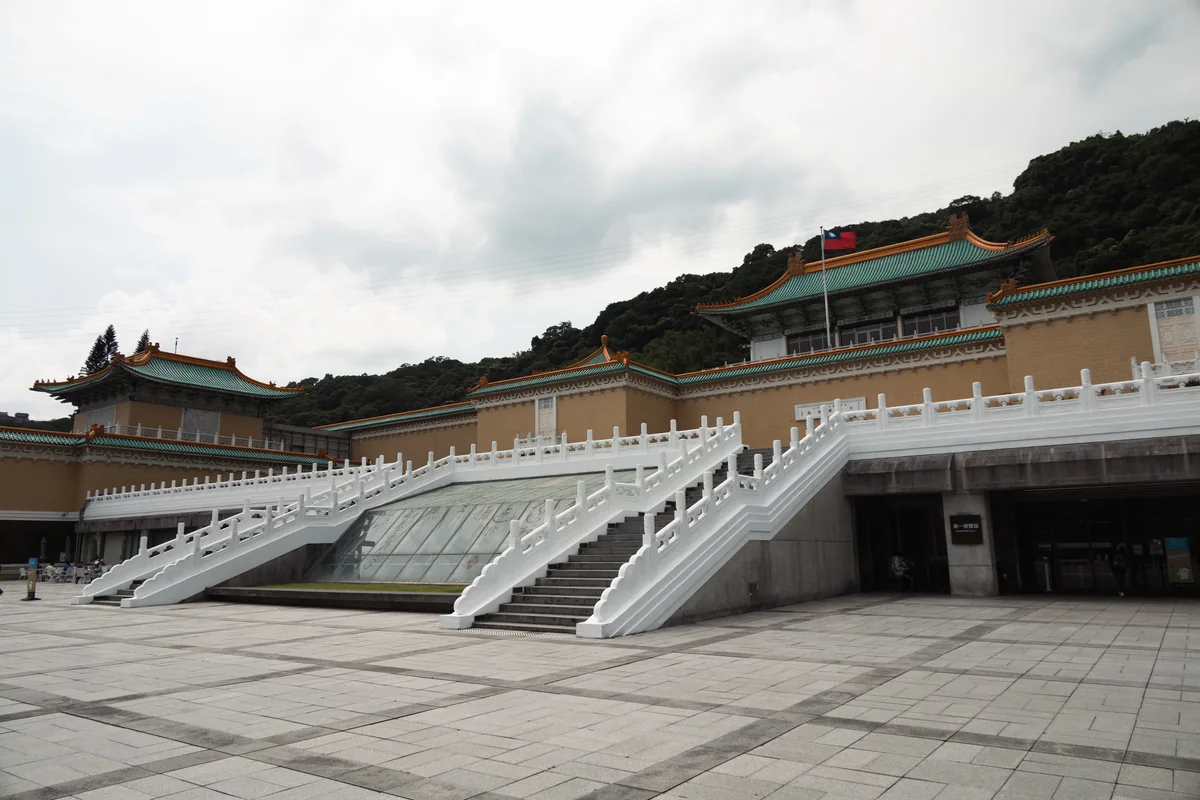 입구 계단에서 올려다본 국립고궁박물원 본관과 녹색 기와지붕