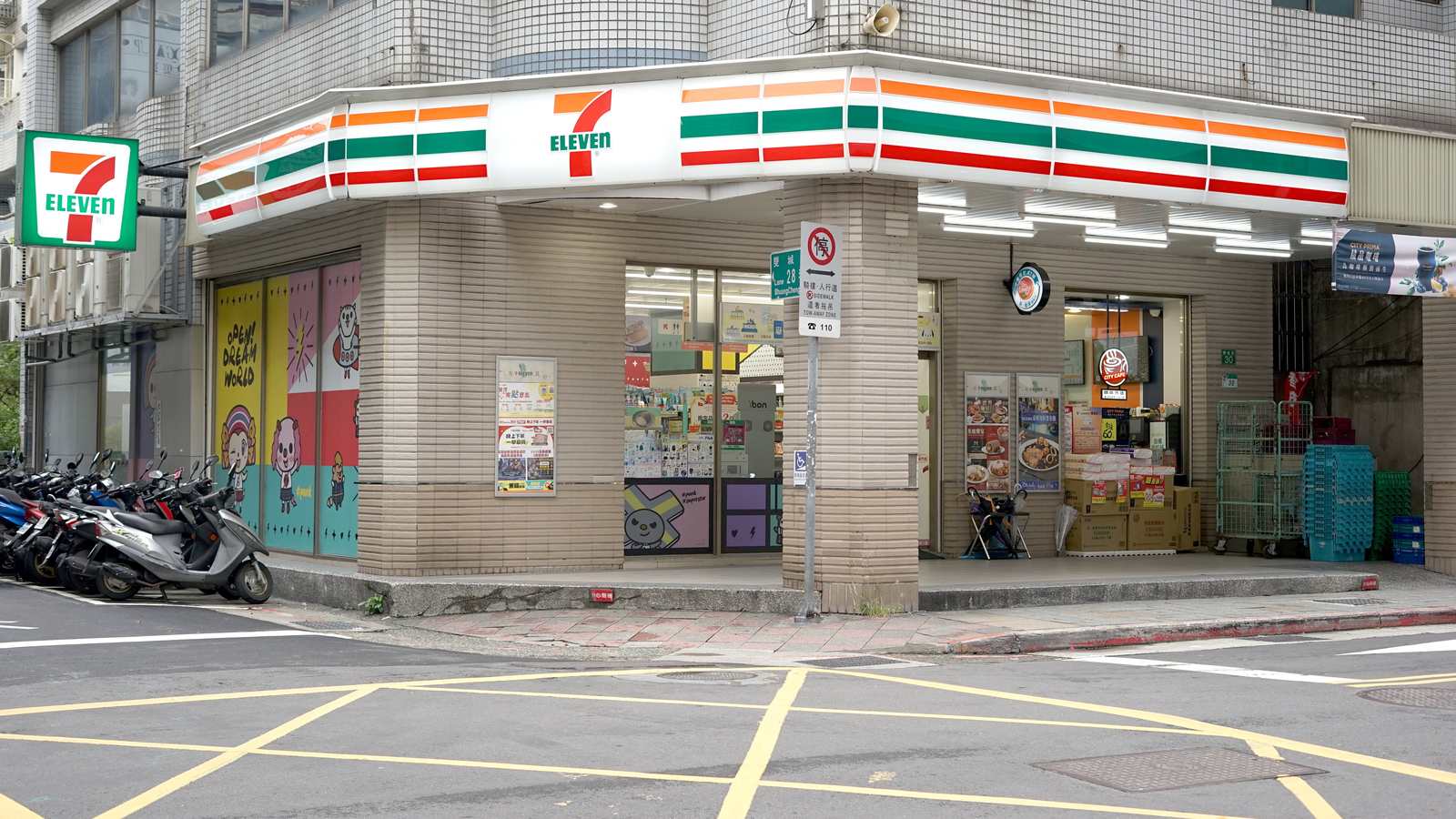 A 7-ELEVEN convenience store on a street corner in Taipei's Zhongshan District, seen from the Shuangcheng Street sidewalk
