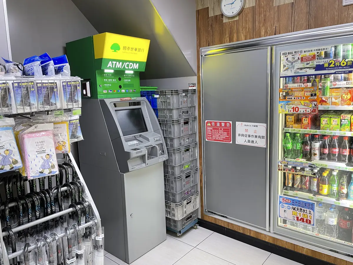台北のコンビニ店内に置かれた国泰世華銀行のATM