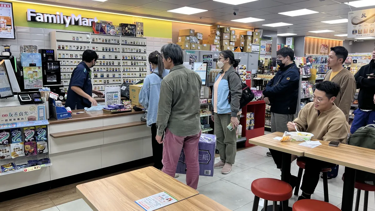 台北のファミリーマートでレジに並ぶ客と、レジ横のカード端末