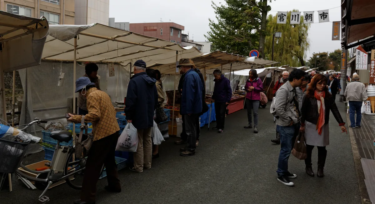 高山宮川朝市的攤位與逛市集的遊客