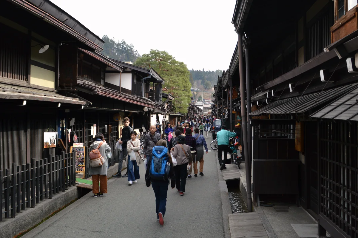 高山上三之町兩側木造町家的街道與行人
