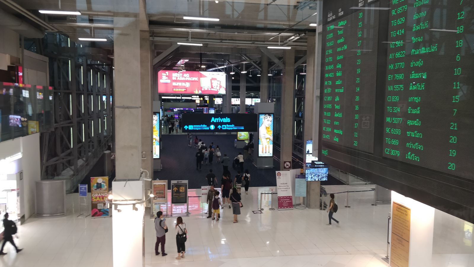 曼谷蘇凡納布機場入境層的入境審查區，旅客排隊等候通過護照查驗櫃檯