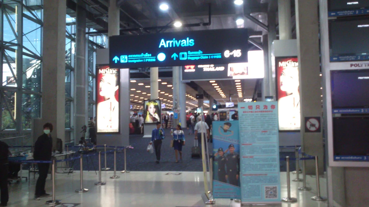 蘇凡納布機場國際線入境閘門，旅客拉著行李走向出口