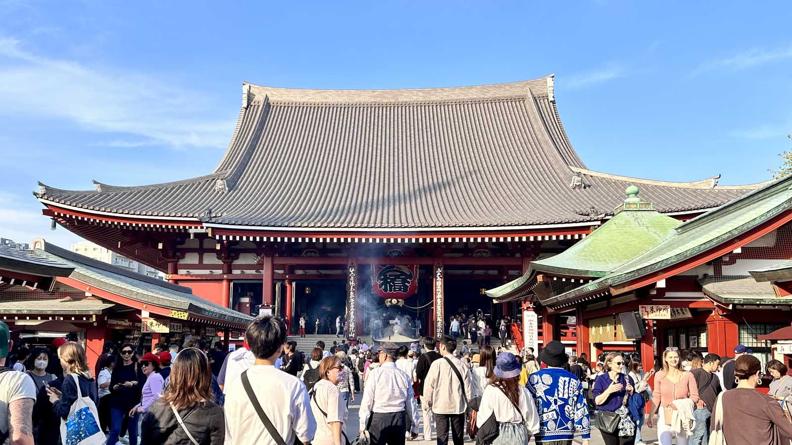 淺草寺本堂與參拜人潮,2023 年 11 月