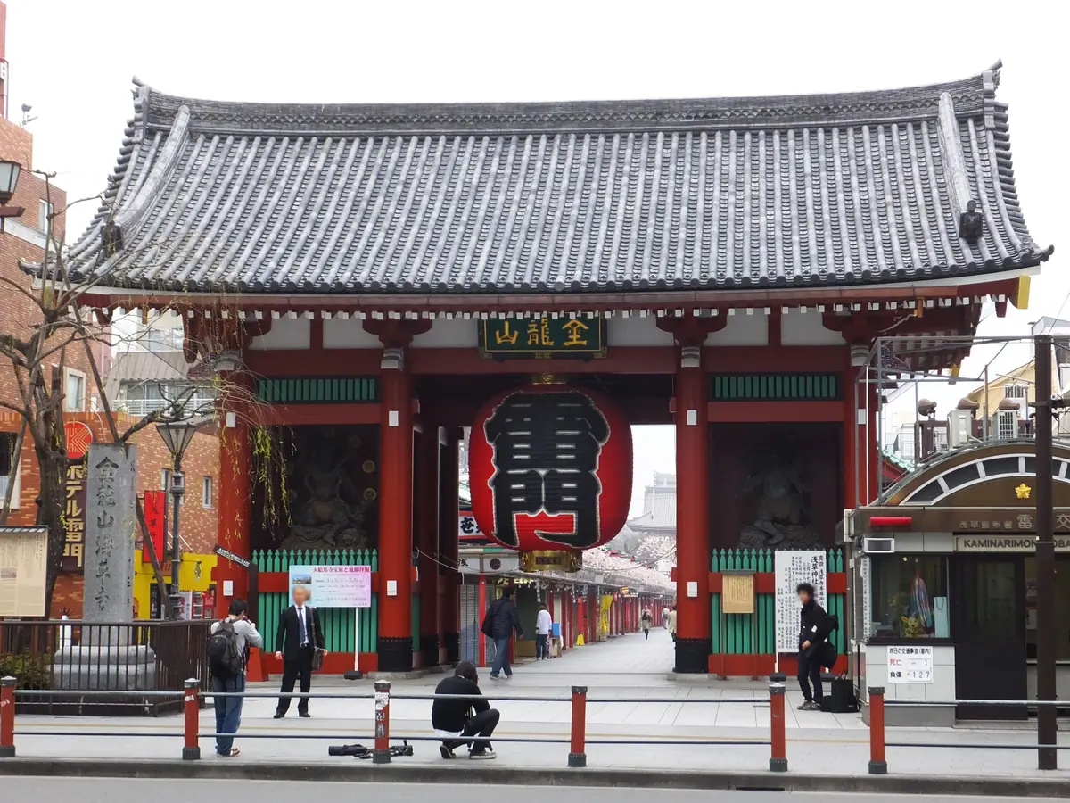 淺草寺雷門的大紅燈籠與門前人潮