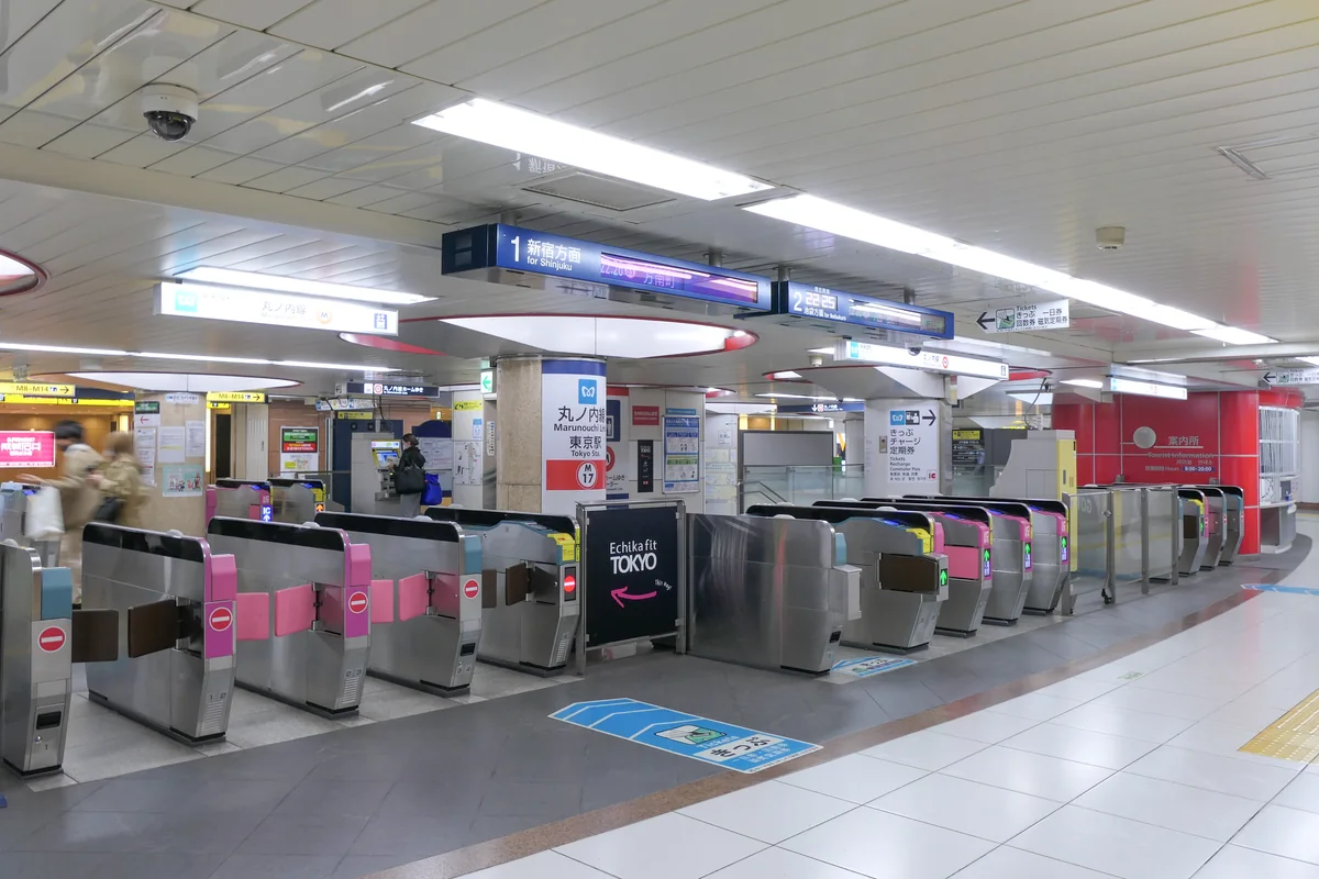 Automatic ticket gates and ticket machines at Tokyo Metro’s Tokyo Station on the Marunouchi Line