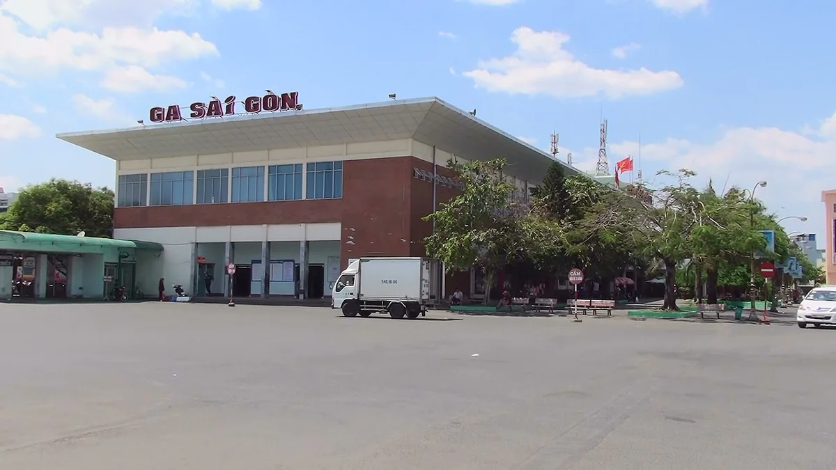 西貢車站站體外觀，屋頂立著 GA SAI GON 字樣，前方是空曠的站前廣場