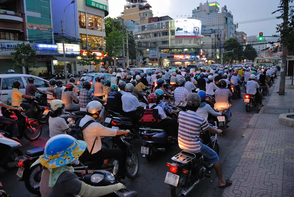胡志明市傍晚的路口擠滿機車與汽車