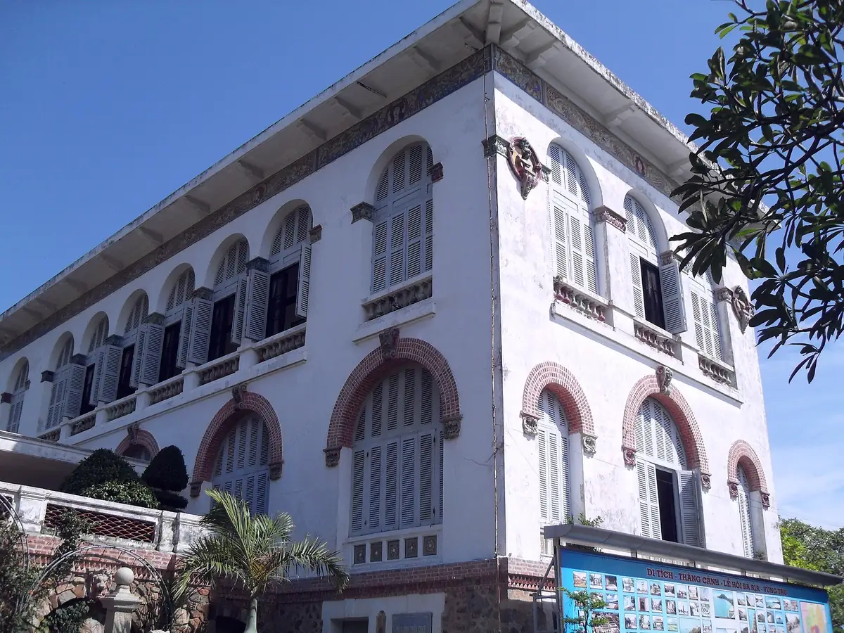 白宮的白色建築外觀，兩層拱廊與百葉窗，屋簷下有彩繪飾帶